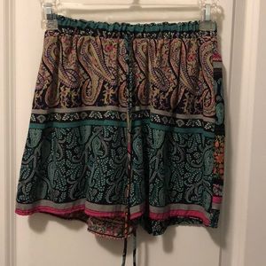 Elastic pattern shorts